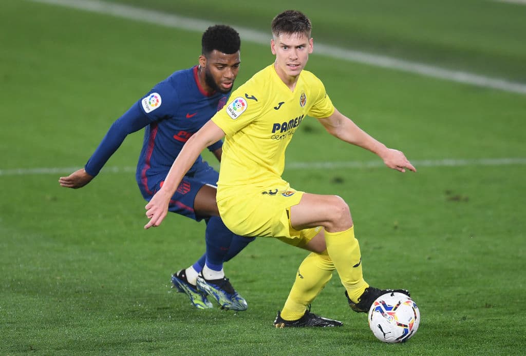 VILLAREAL, SPAIN - FEBRUARY 28: Juan Foyth of Villarreal CF is challenged by Thomas Lemar of Atletico de Madrid during the La Liga Santander match between Villarreal CF and Atletico de Madrid at Estadio de la Ceramica on February 28, 2021 in Villareal, Spain. Sporting stadiums around Spain remain under strict restrictions due to the Coronavirus Pandemic as Government social distancing laws prohibit fans inside venues resulting in games being played behind closed doors. (Photo by Alex Caparros/Getty Images)