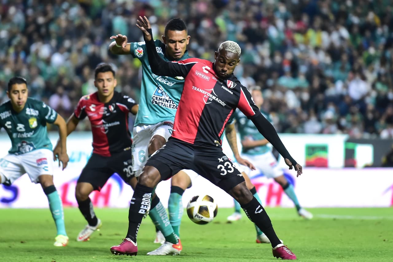 La fiera estuvo en deventaja en dos ocasiones y los goles de Ángel Mena y Victor Dávila le dan la remontada 3-2 sobre el Atlas en la ida de la final del futbol mexicano.