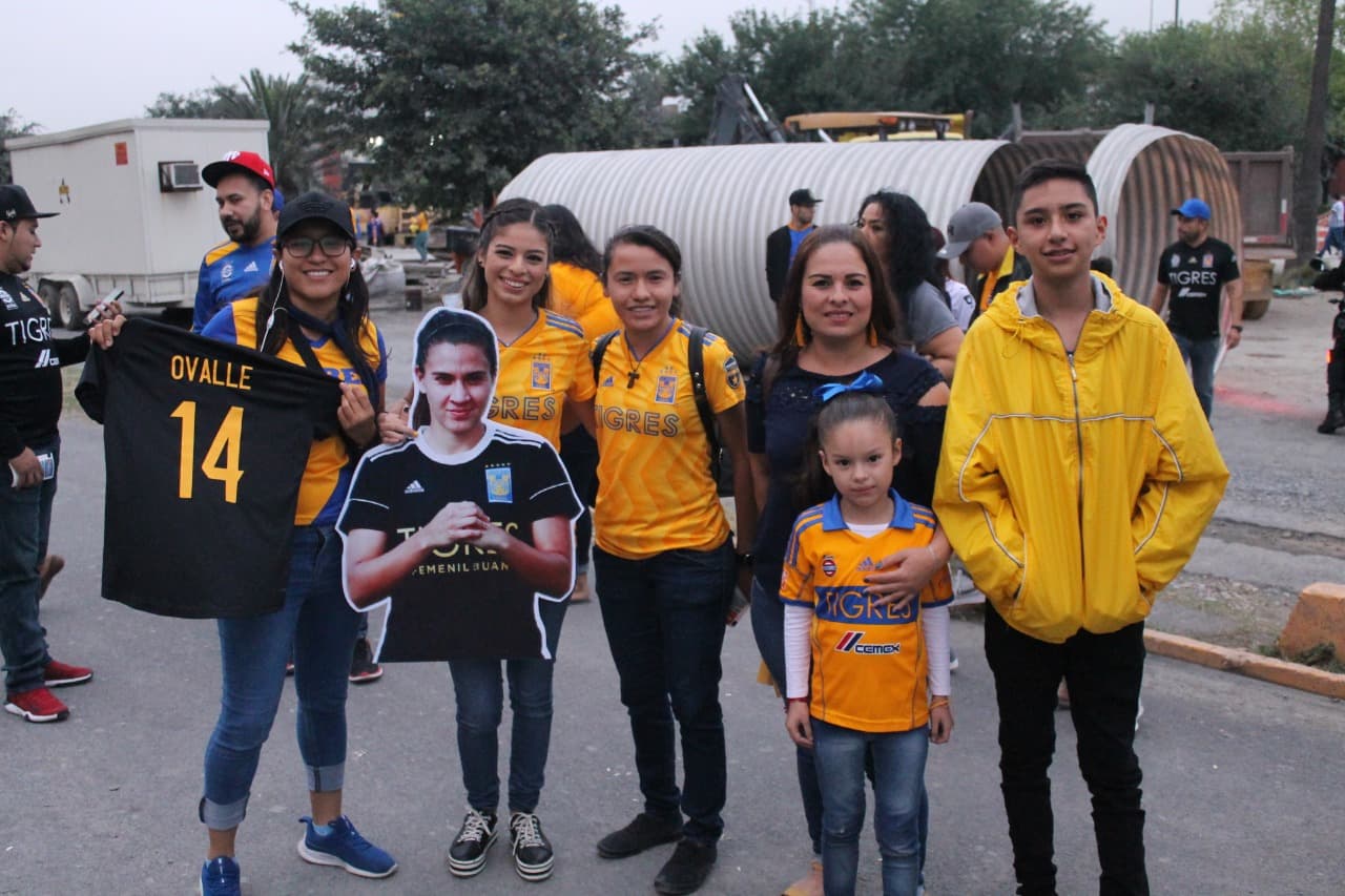 Los fanáticos viven con emoción los minutos previos al juego entre Tigres y Rayadas por la Final de la Liga MX Femenil Clausura 2019.