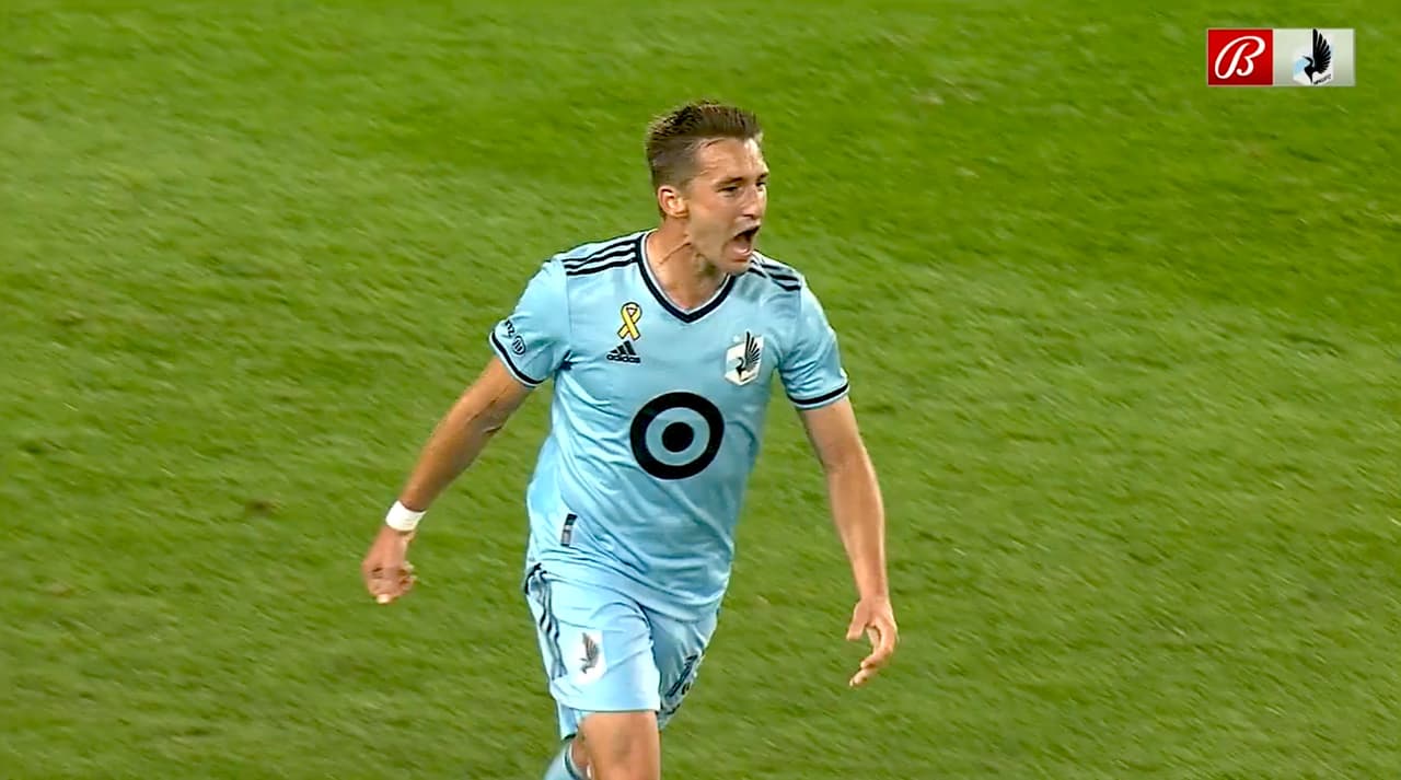 ¡Golazo y goleada! Franco Fragapane la bombea y Ethan Finlay sella el tercero