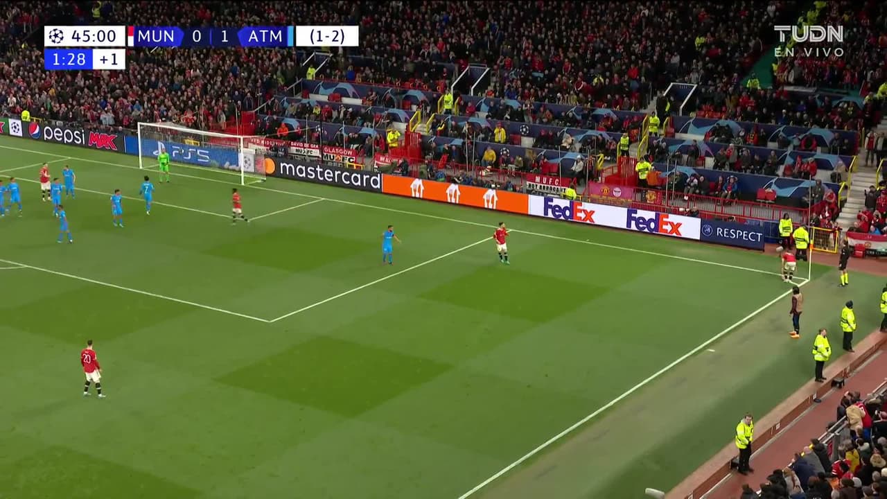 ¡TIRO ATAJADO! disparo por Raphaël Varane.