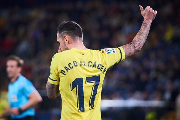 Paco Alcácer. Ha marcado dos goles en La Liga y acumula 521 en el balompié ibérico. Borussia Dortmund recibió de Villarreal 25.5 millones de dólares por el centro delantero de 26 años.