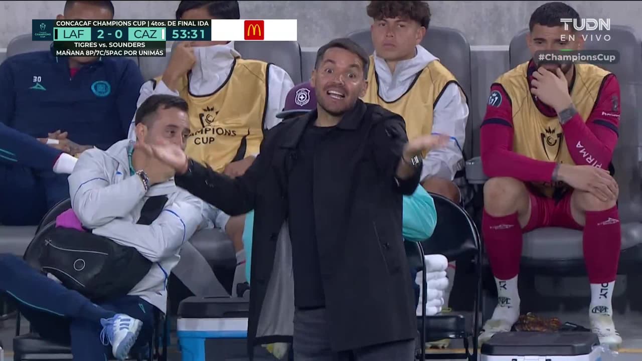 ¡TIRO ATAJADO! disparo por Denis Bouanga.