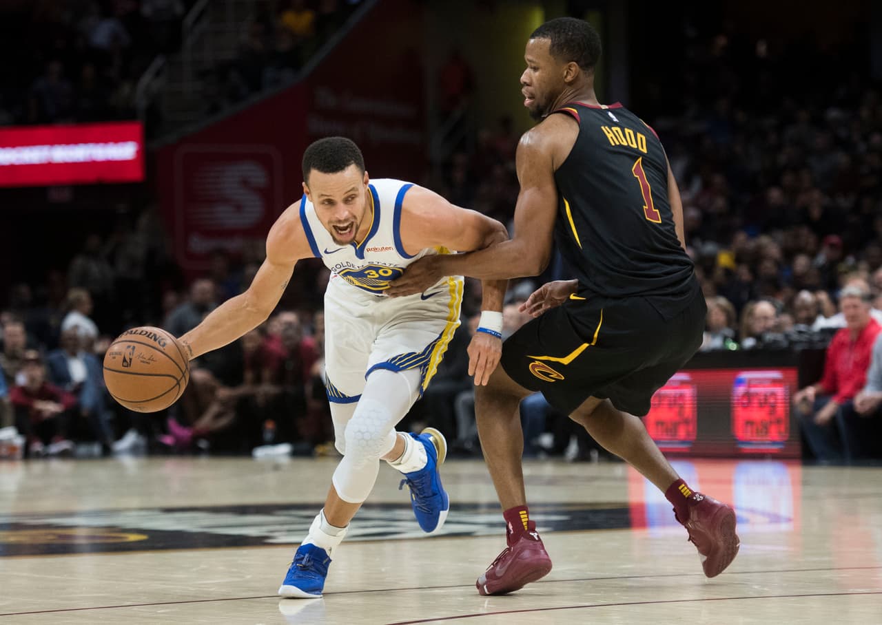 <b>Golden State 129-105 Cleveland</b>. Stephen Curry mete 42 tantos y lleva a los Warriors (17-9) a derrotar a los Cavs (5-19) en Quicken Loans Arena en una falsa reedición de las pasadas Finales NBA.
