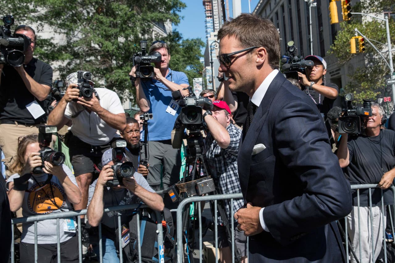 El QB llegando a la corte federal donde apeló la suspensión que le aplicó la NFL.