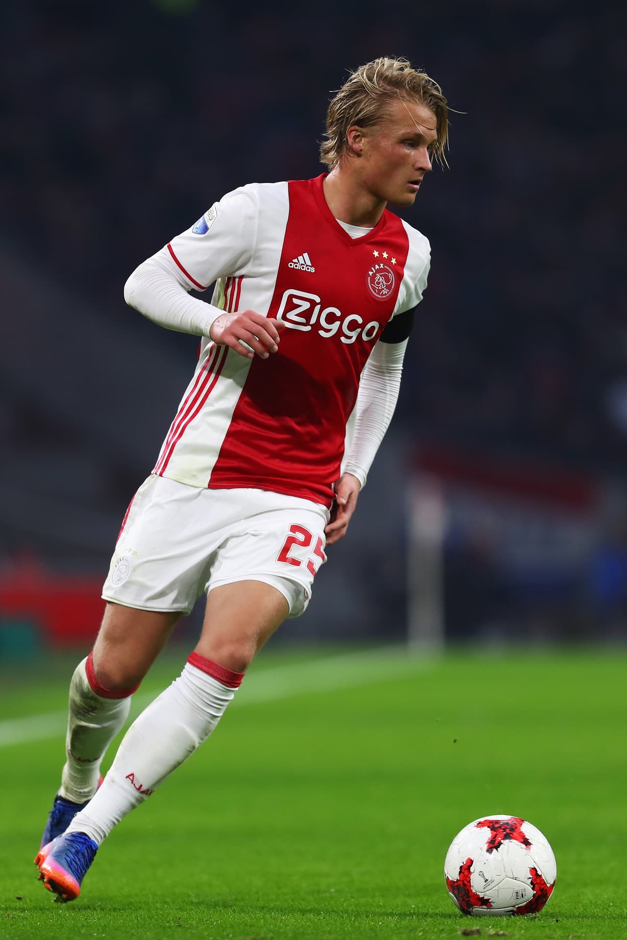 No, no es el DJ sueco Avicii: se trata del joven goleador danés Kasper Dolberg. Juega en el Ajax de Holanda y se dice que el Chelsea estaría cerca de ficharlo.