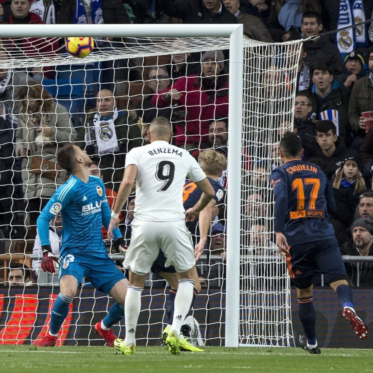 El arquero Neto observa el balón ingresando a la red por el autogol de Daniel Wass (fuera de la foto) para el 1-0 del Real Madrid al minuto 8.