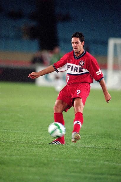 4) ANTE RAZOV - 114 GOLES | Jugó en la MLS desde 1996 hasta el 2008. La mayoría de sus goles los consiguió en el Chicago Fire, club con el que fue campeón de liga y terminó su carrera en el extinto Chivas USA, donde fue el goleador histórico.