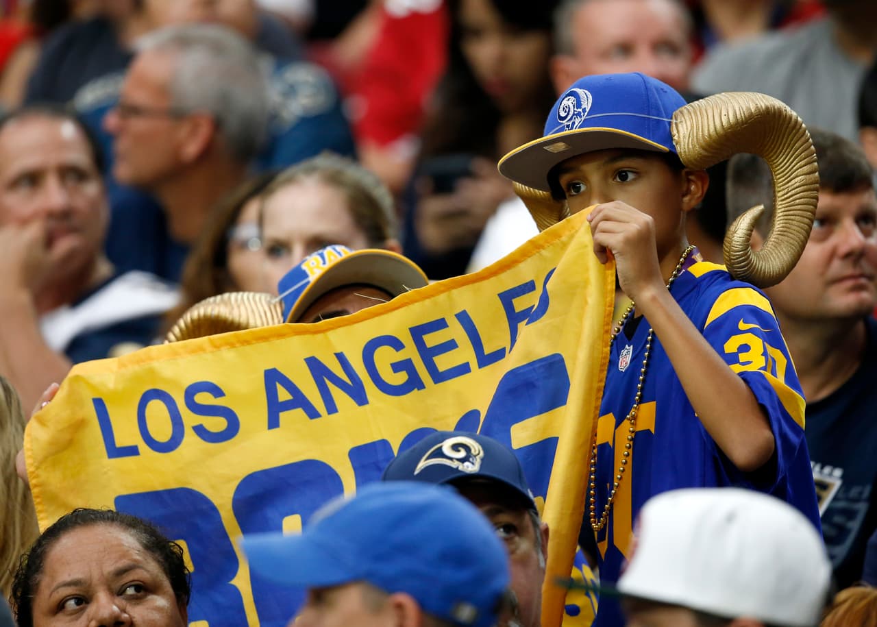 Los outfits, los gritos, las porras, carteles y autógrafos, todo lo que un fan NFL lleva a los partidos.