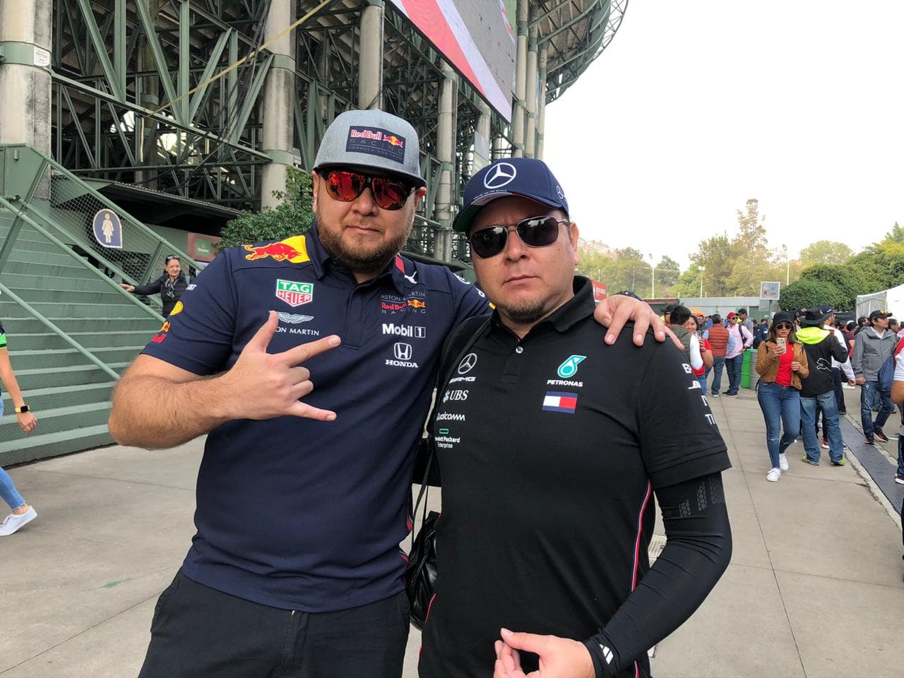 Aficionados conviven en familia previo al inicio de la Fórmula 1 en el Autódromo Hermanos Rodríguez.