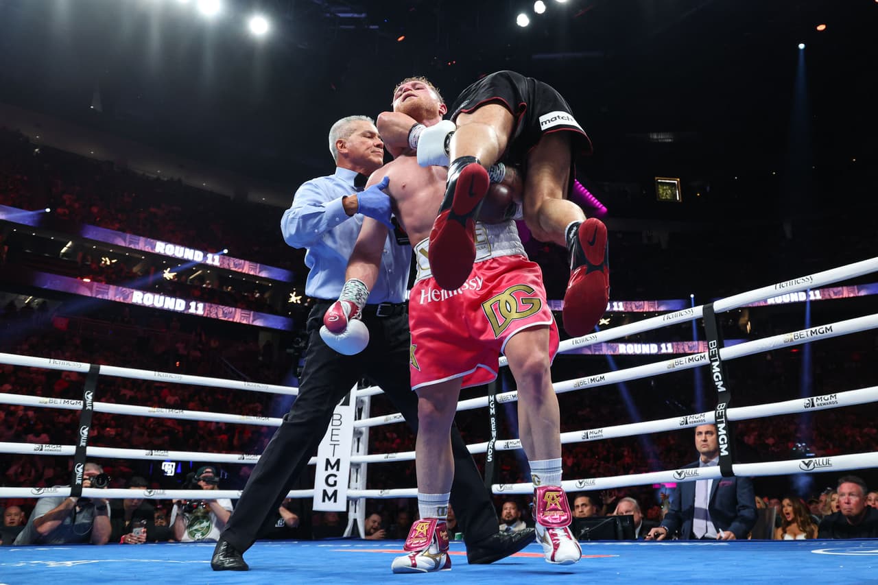 Canelo Álvarez literalmente cargó a Bivol