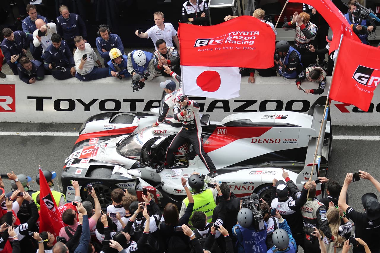 El español Fernando Alonso, que ganó de nuevo a bordo del Toyota TS050 Hybrid las 24 Horas de Le Mans, capturó en el circuito de La Sarthe el cuarto título mundial de su carrera deportiva.