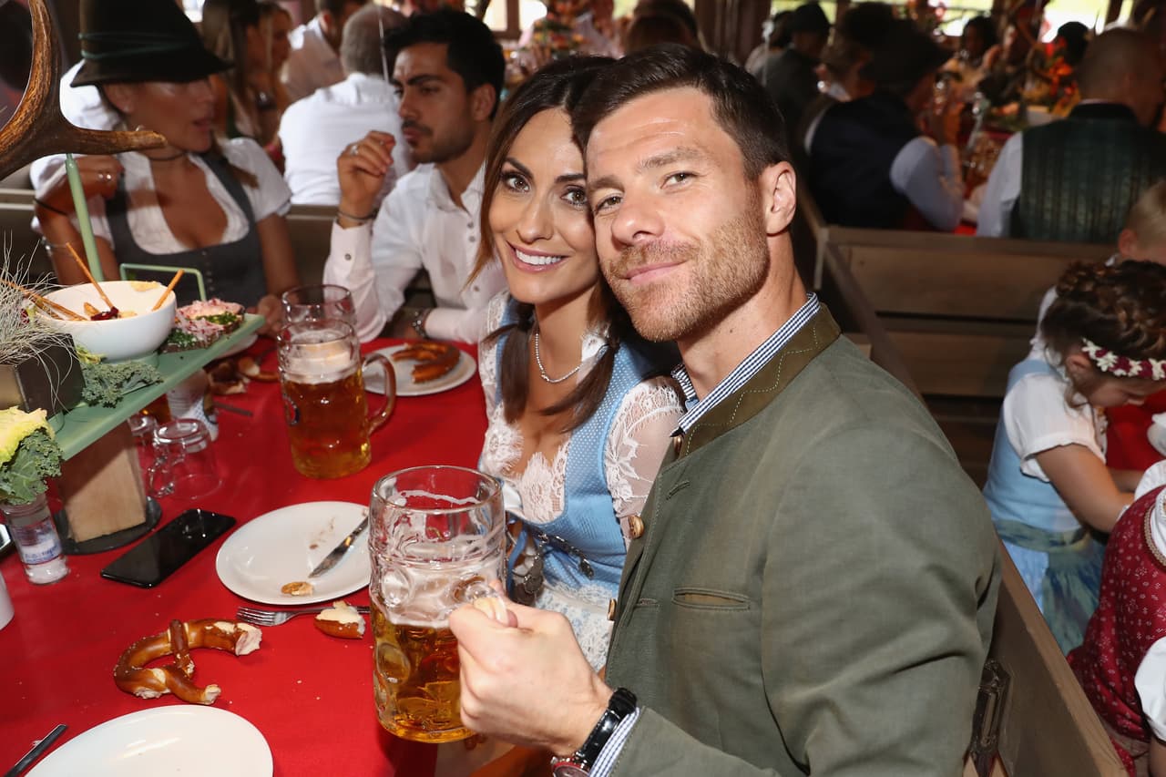 Xabi Alonso y Nagore Aramburi - El jugador y la empresaria se casaron en 2009 luego de varios años de relación. Son padres de 3 hijos.