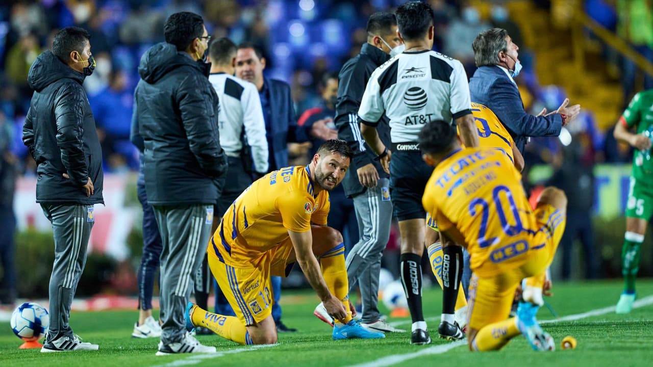 Regañan a Tigres por usar calcetas fuera de la regla del uniforme