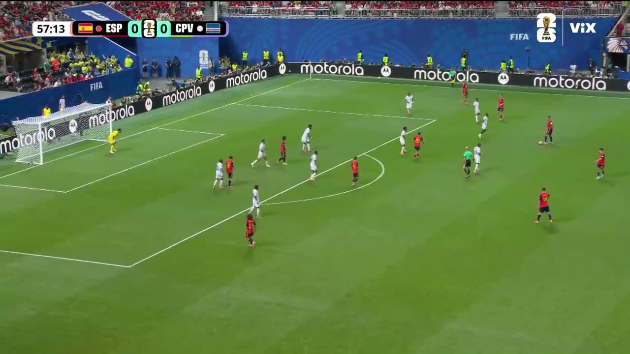 Laporte lo intenta desde lejos, pero el balón se va desviado