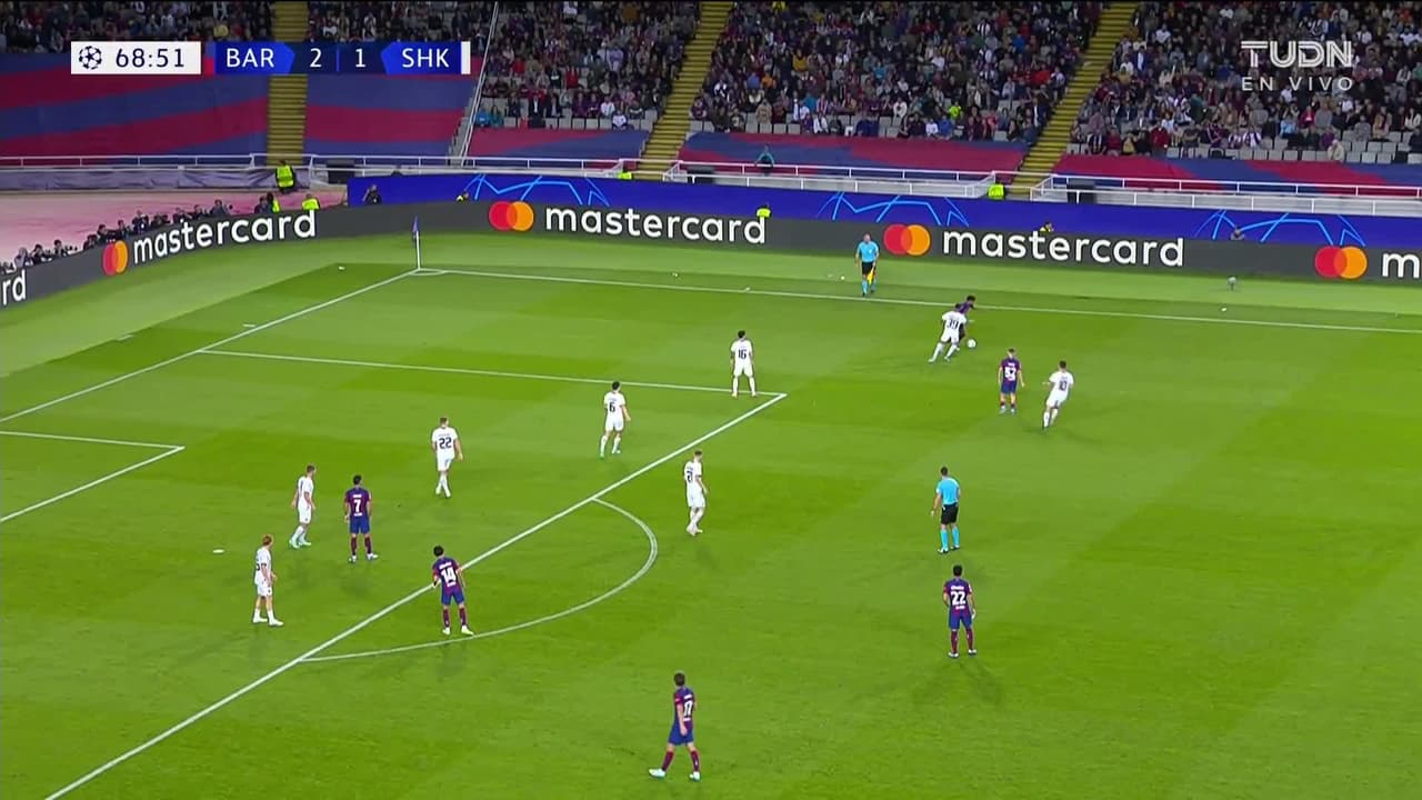 ¡CERCA! Fermín López disparó que se estrella en el poste.