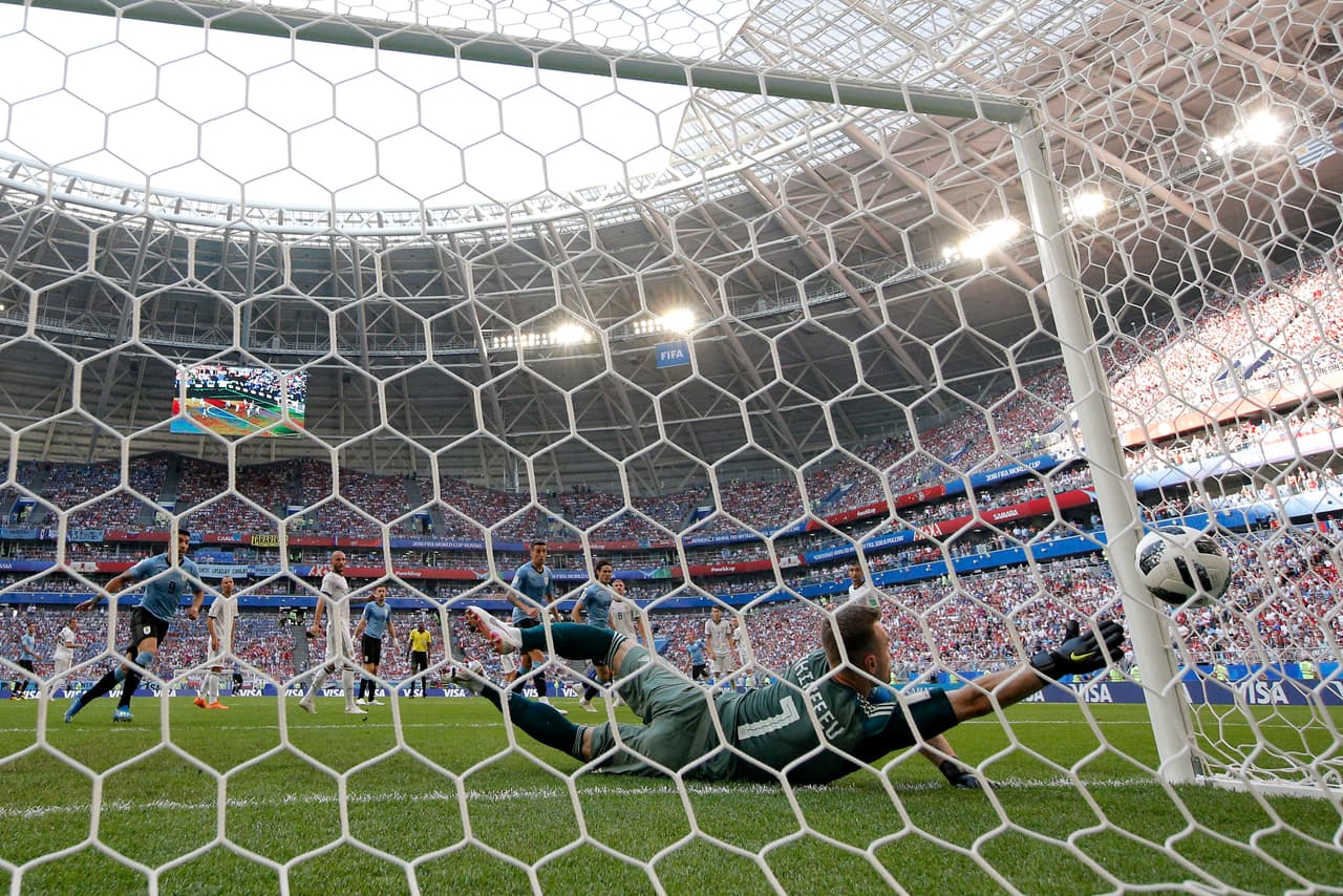 Aunque no iba con dirección al arco, Cheryshev desvió su trayectoria y mandó la pelota al fondo del arco de Akinfeev.