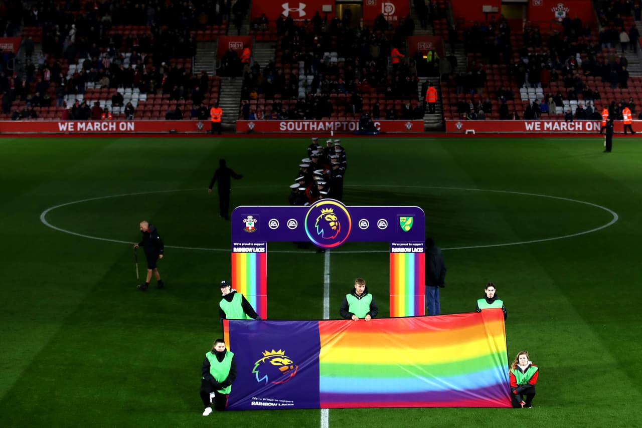 Por dos semanas, los partidos de la Premier League se llenarán de arcoíris para celebrar la campaña ‘Rainbow Laces’ como muestra de apoyo a la comunidad LGTB dentro y fuera del futbol, donde no haya discriminación y demostrar que el poder del futbol une a la gente.