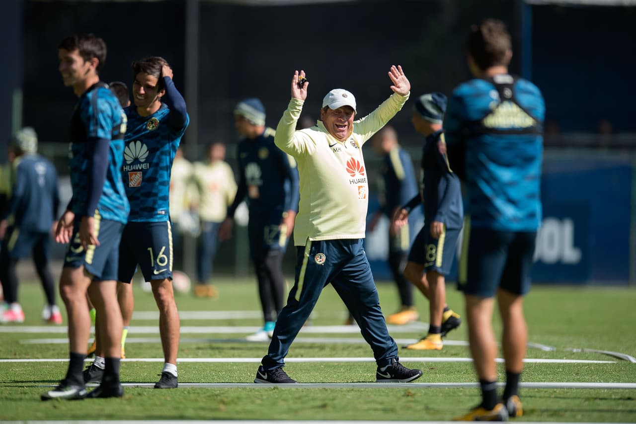 Photo during the Training Team America corresponding Tournament Apertura 2017 League MX at Coapa. Foto durante el Entrenamiento de Club America correspondiente al Torneo Apertura 2017 de la Liga MX en Coapa, en la foto: Miguel Herrera America durante el entrenamiento 26/10/2017/MEXSPORT/Javier Ramirez