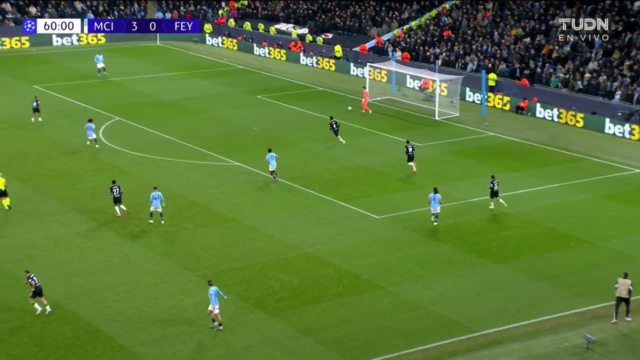 ¡CERCA! Dávid Hancko disparó que se estrella en el poste.