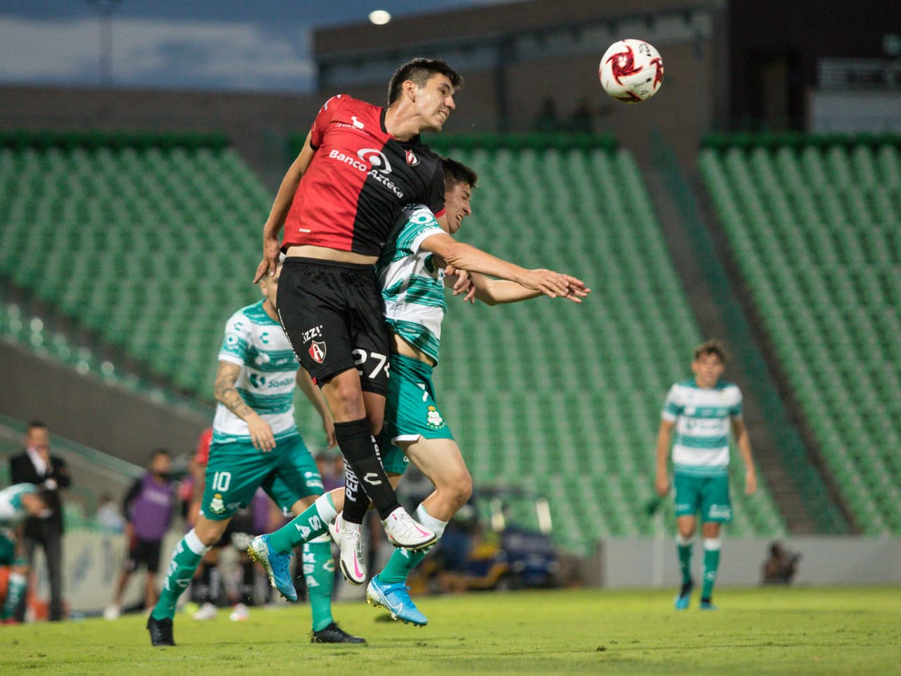 Los Santos no aprovechan la localía frente al Atlas, y con muy pocas llegadas, los Guerreros y los Zorros se dividen los puntos.