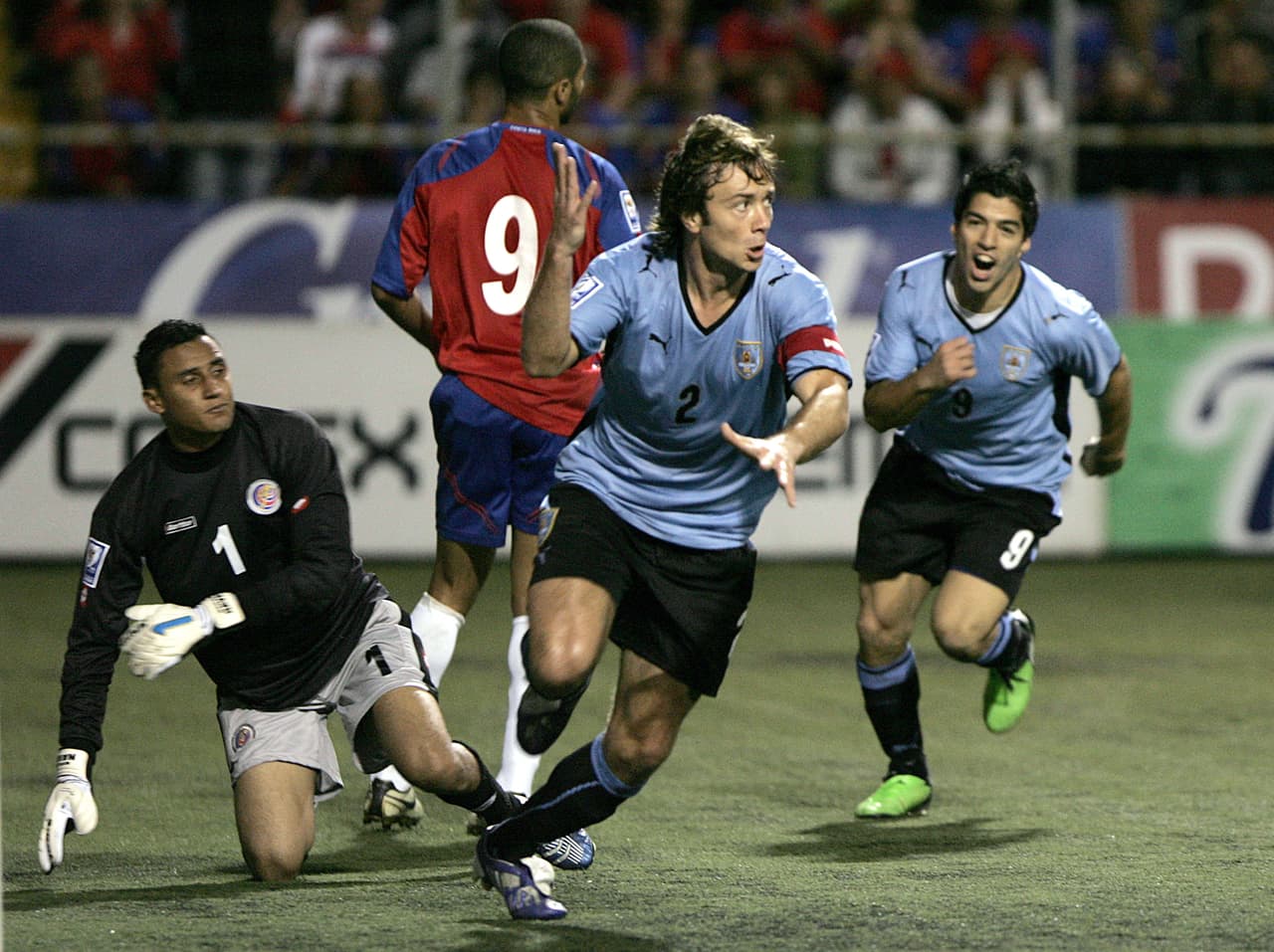Navas debutó el 12 de octubre de 2008 con la Selección de Costa Rica y sufrió en 2009 la eliminación en repechaje contra Uruguay en el Mundial de Sudáfrica-2010. Derrotas que le fueron enseñando a sus 22 años de edad.