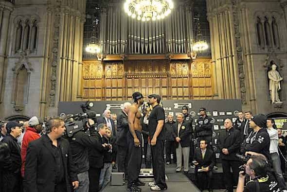 El duelo ante la báscula se efectuó en el 'Town Hall' de Manchester, Inglaterra.