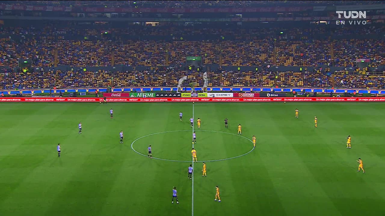 Arranca el partido y la pelota está en juego.