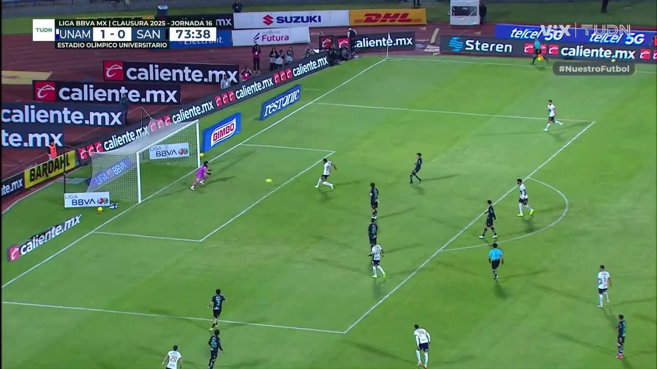 ¡Gol de Pumas! Se duerme la defensa y Silva manda el balón al fondo de la red