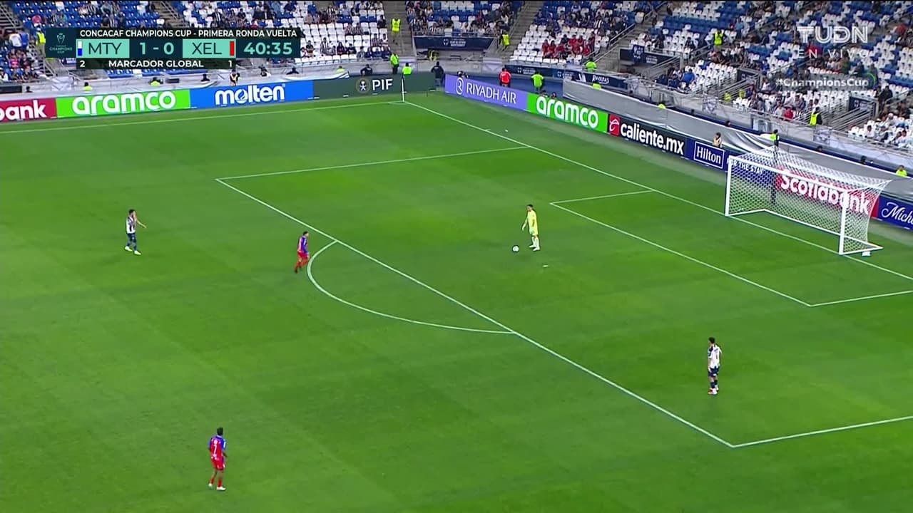 ¡TIRO ATAJADO! disparo por Uros Djurdjevic.