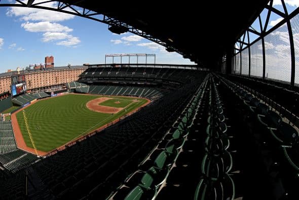 Mientras los ánimos siguen caldeados en Baltimore, los Orioles jugaron contra los Medias Blancas, pero en un estadio vacío, por primera vez en la historia.