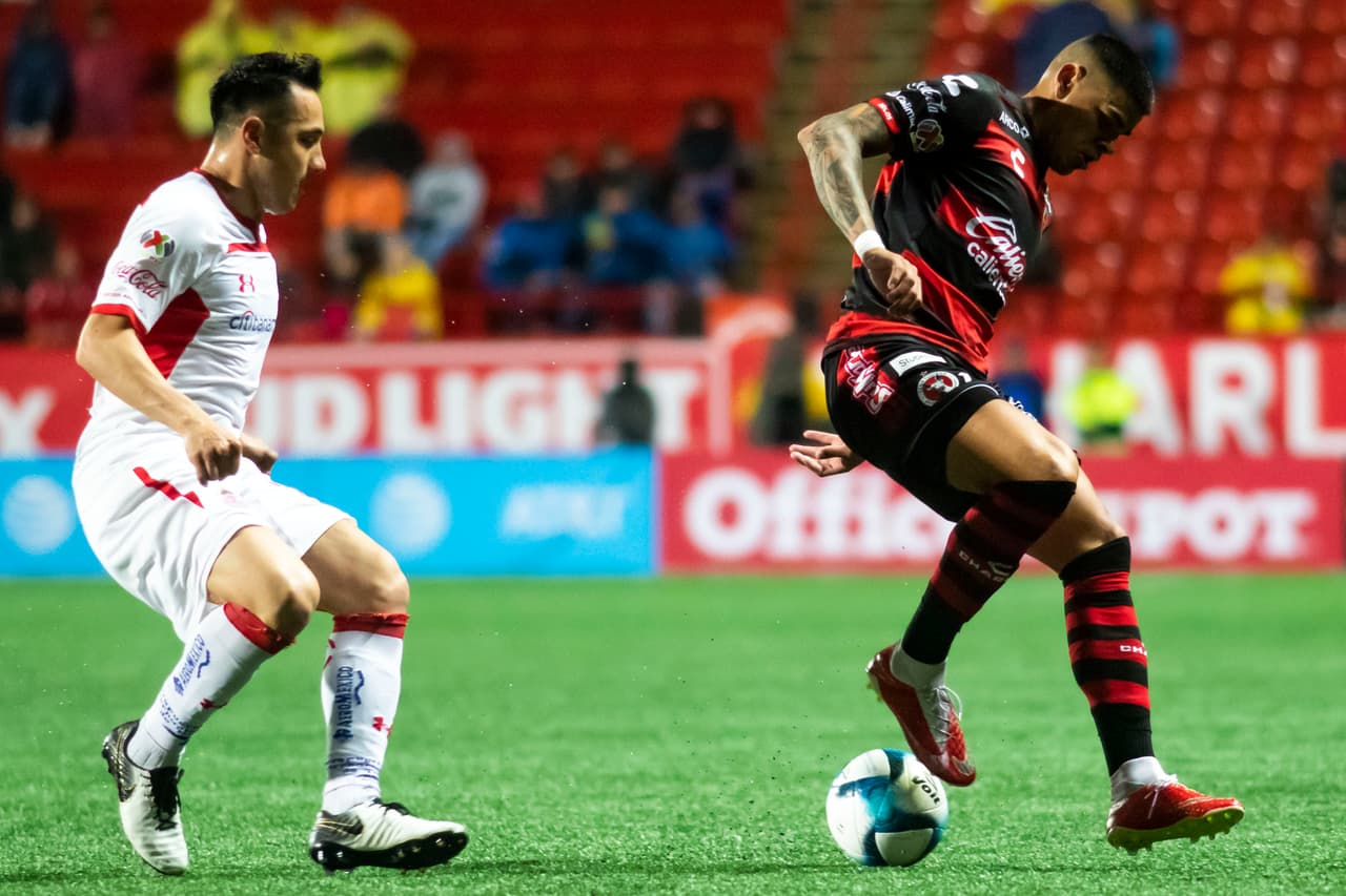 Las condiciones del terreno de juego eran complicadas por la lluvia que cayó durante gran parte del día en Tijuana.