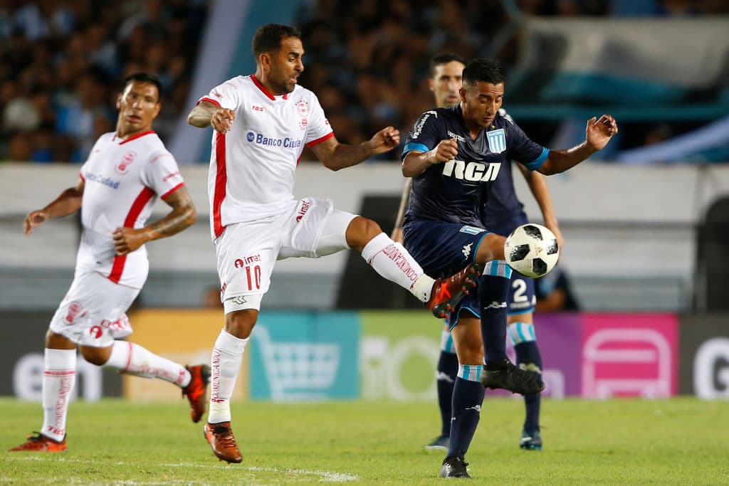 Su siguiente destino fue la Ciudad de México. El Club América se hizo de sus servicios por siete millones de dólares. Del 2009 al 2013 marcó 27 goles en todas las competiciones con las Águilas.