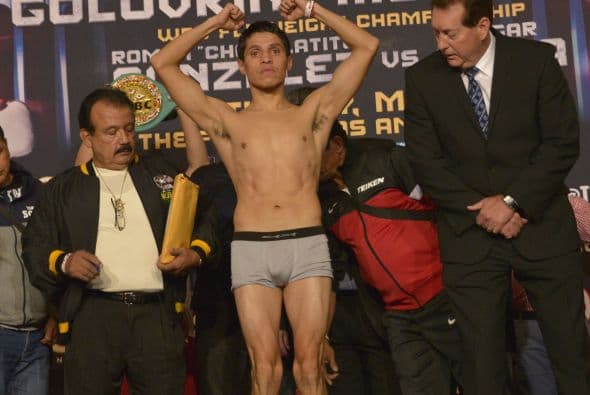 Edgar Sosa pudo dar el peso en el primer intento quedó en 122.4 libras, cuatro onzas arriba, el mexicano se quitó la ropa interior y marcó 112.2 (Foto: Alma Montiel/WBC)