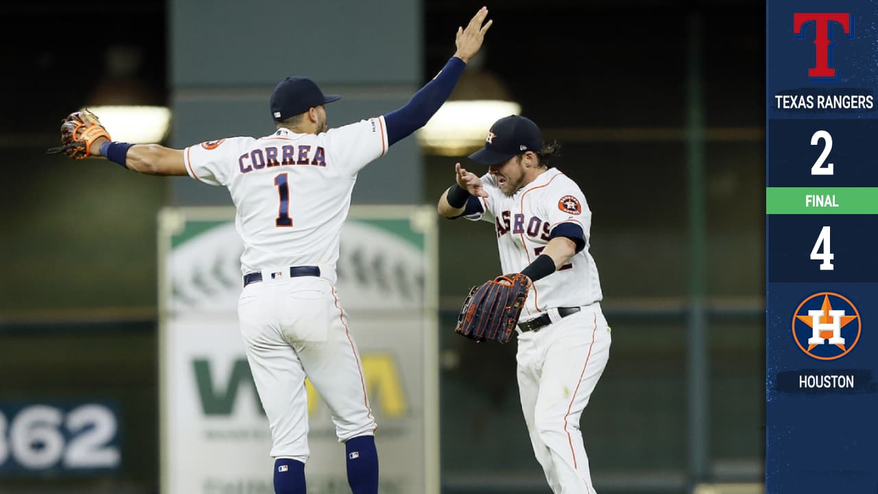 Carlos Correa # 1 de los Houston Astros y Josh Reddick # 22 celebran una victoria por 4-2 sobre los Texas Rangers en el Minute Maid Park el 9 de mayo de 2019 en Houston, Texas.