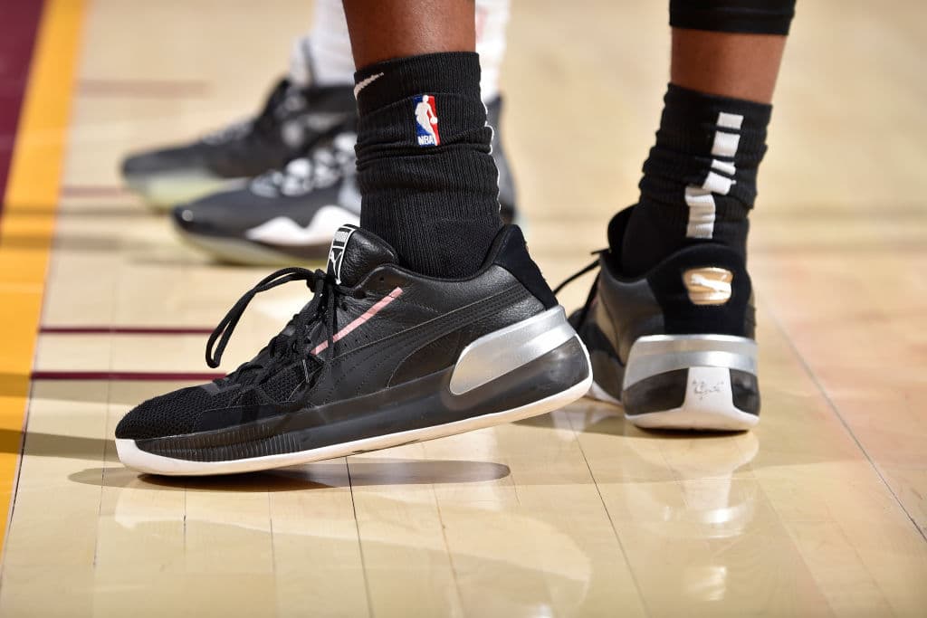 Derrick Jones Jr. de los Miami Heat, salió a la Rocket Mortgage FieldHouse con unos tenis en color negro con la válvula de aire en plateado. Conservador pero muy bien para la ocasión.