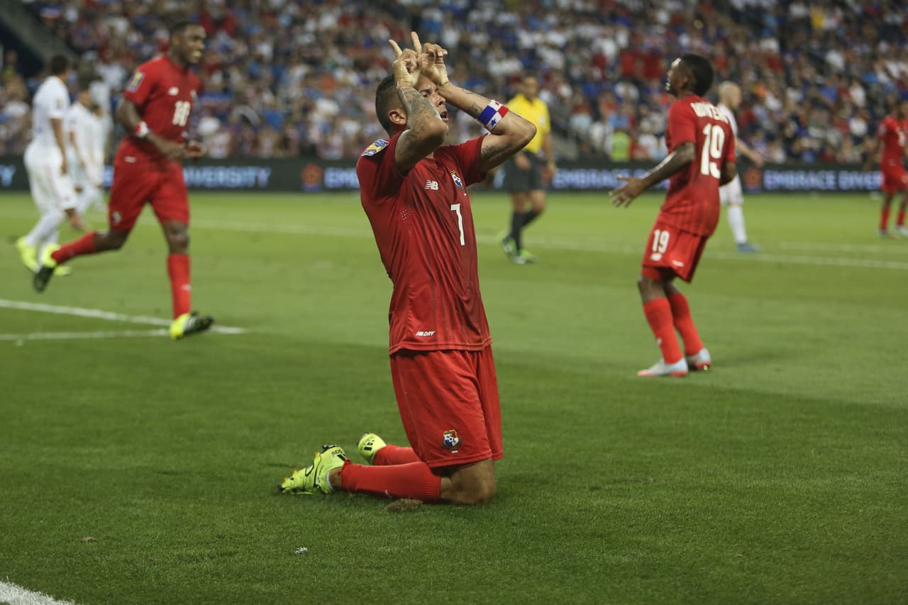 En cuarto puesto se ubica el romperredes panameño Blas 'Conejo' Pérez con once gritos de gol.