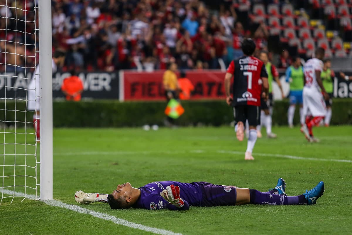 El arquero Luis Manuel García yace en el césped del Estadio Jalisco luego del segundo gol de Atlas.