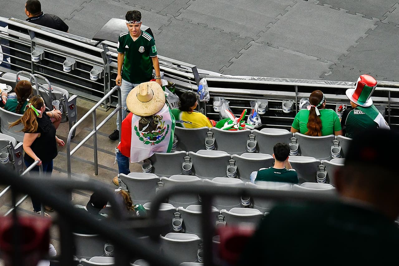 Un gran ambiente era el que estaban cocinando las aficiones de México y Haití previo a su importante partido por la Semifinal de la Copa Oro 2019 en el University of Phoenix Stadium en la ciudad de Glendale, Arizona. Evidentemente la afición del Tri fue una abrumadora mayoría que le dio una tonalidad esmeralda a las gradas de la casa de los Cardinals.