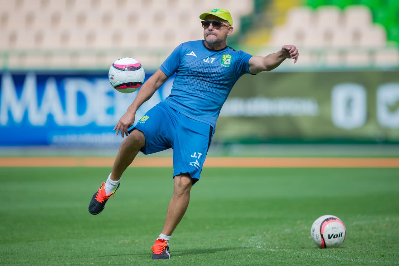 A pesar de que la temporada de León no era brillante, su salida no se presentó solo por los resultados del equipo.