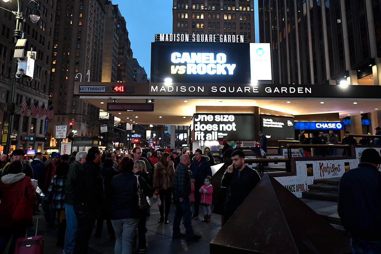 Gran cantidad de fanáticos del boxeo llegaron al Madison Square Garden para el combate entre Saúl 'Canelo' Álvarez y Rocky Fielding.