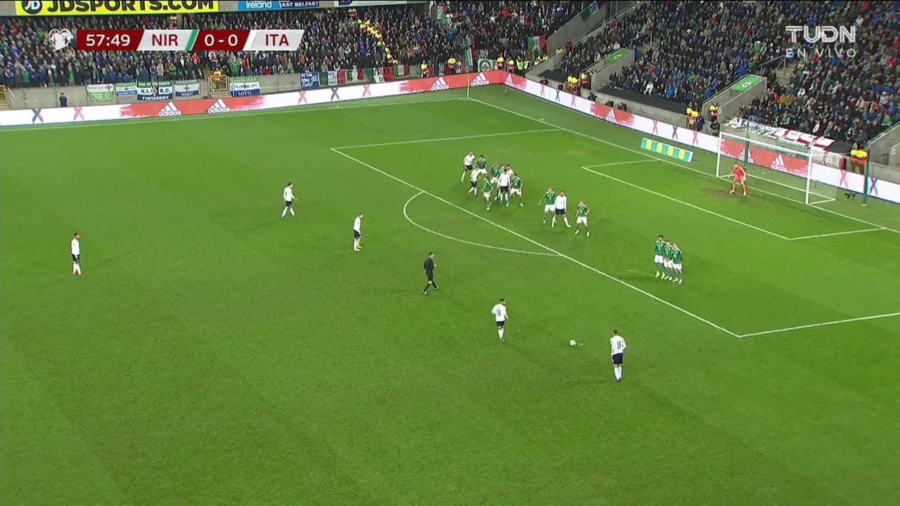 ¡TIRO ATAJADO! disparo por Domenico Berardi.