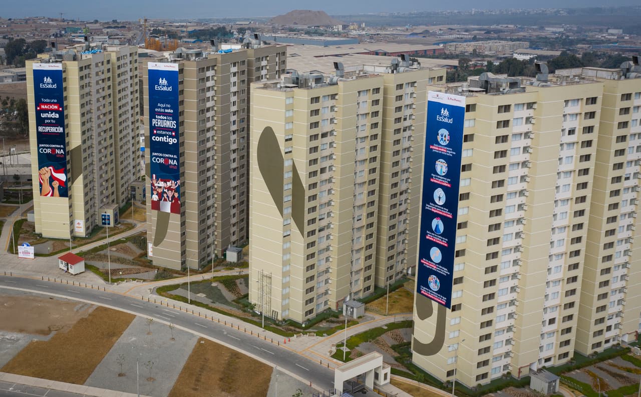 Hace menos de un año se disputaban competencias deportivas en Perú, estas torres albergaban a los deportistas y ahora están convertidos en hospitales de emergencia para pacientes con coronavirus.