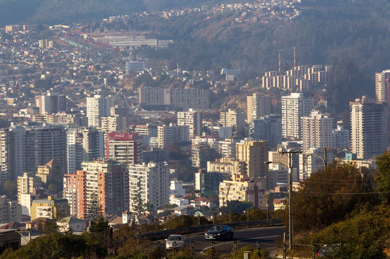 En la zona central de Chile se encuentra Viña del Mar, un balneario de visita obligada para los turistas chilenos y argentinos en el verano austral con una variada oferta gastronómica y una animada vida nocturna.