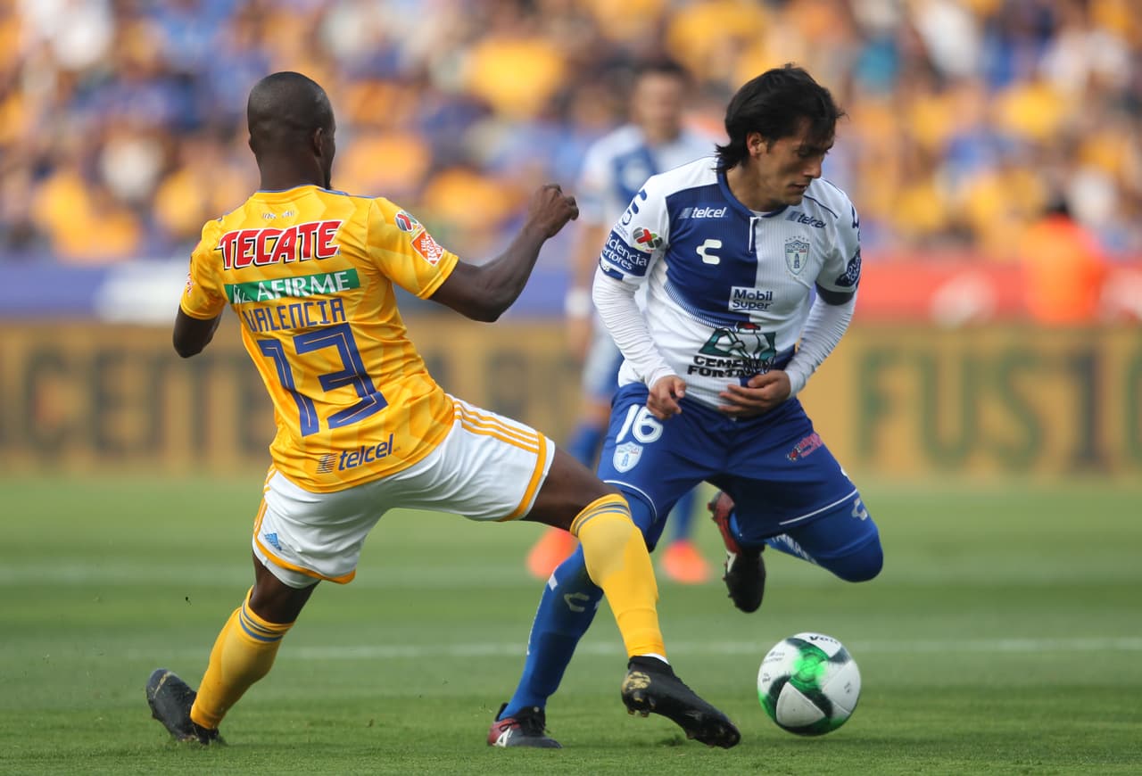 Tras un primer tiempo con pocas ocasiones de gol, pero muy intenso, con roces constantes entre los jugadores, el cero se mantuvo luego de 45 minutos.