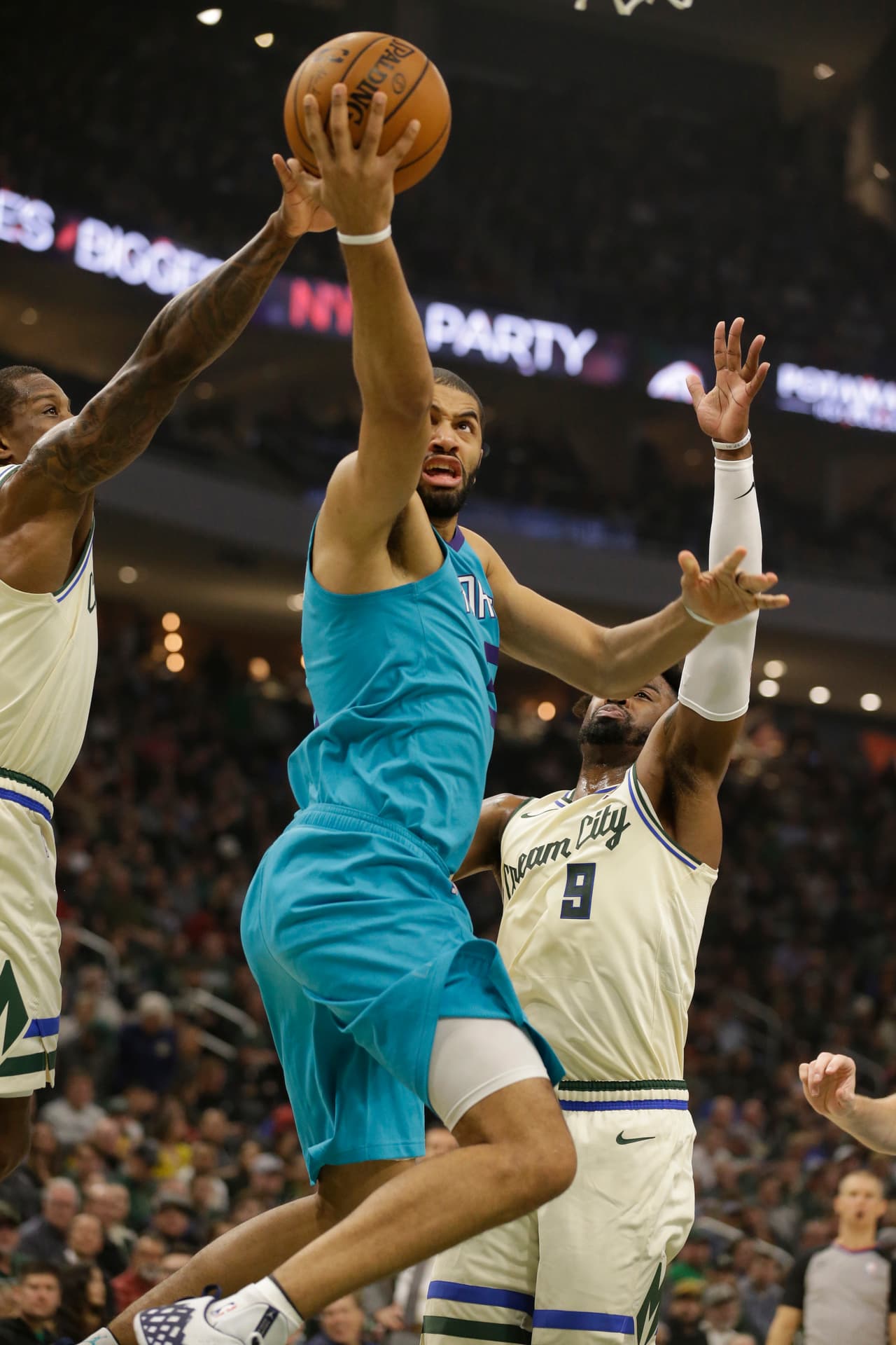 (17-3) Milwuakee Bucks 
<b>137-96</b> Charlotte Hornets (8-13)