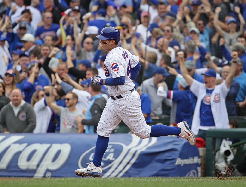Sin embargo los Cubs reaccionaron rápido con un jonrón solitario de Anthony Rizzo por el jardín derecho en la baja del quinto rollo para poner el pizarrón 1-1 ante la locura de los fans locales.