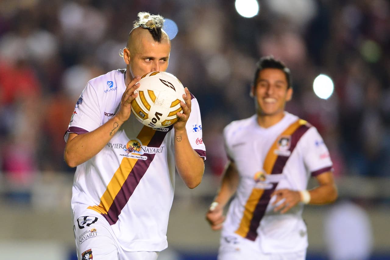 Cerramos los looks de Adolfo con su peinado con colita de caballo teñida, el ‘Bofo’ parece no conocer el dicho ‘De la moda lo que te acomoda’.