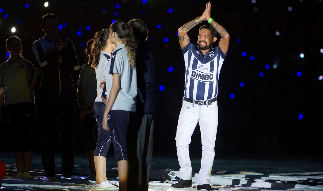 Arellano fue homenajeado en la inauguración del Gigante de Acero en 2015.