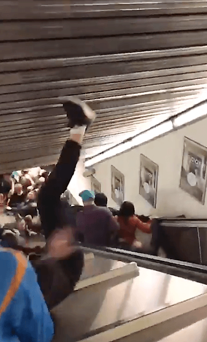 Algunos, osados y más avispados, trataron de saltar y cambiarse de escalera, aunque no era fácil pues hay barras trasversales para evitar que alguien se lance en medio de ambas escaleras.